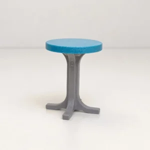 Mesa alta gris con sobre azul