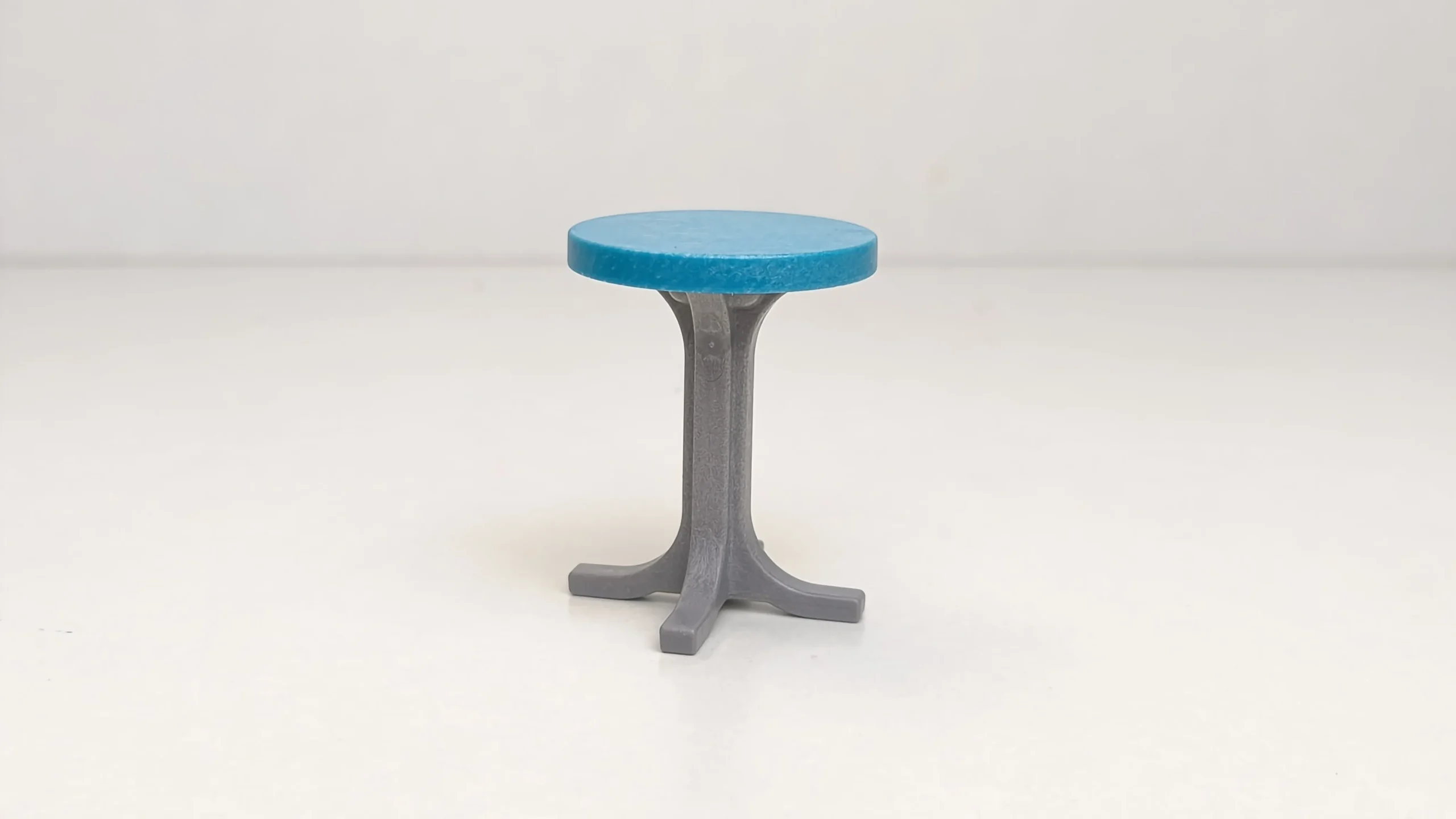 Mesa alta gris con sobre azul