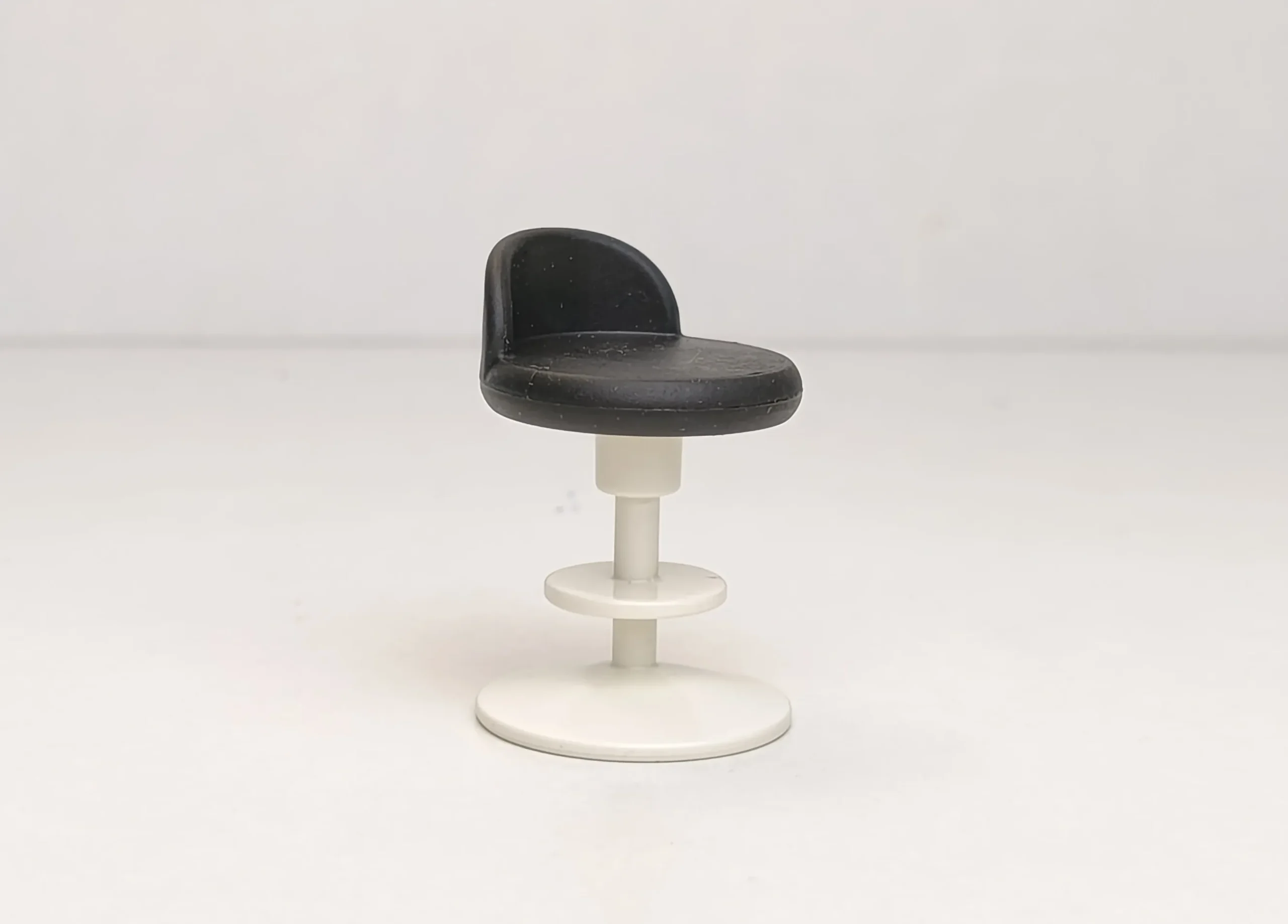 Taburete blanco con cojín negro