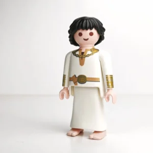 Aldeano vestido de blanco y dorado