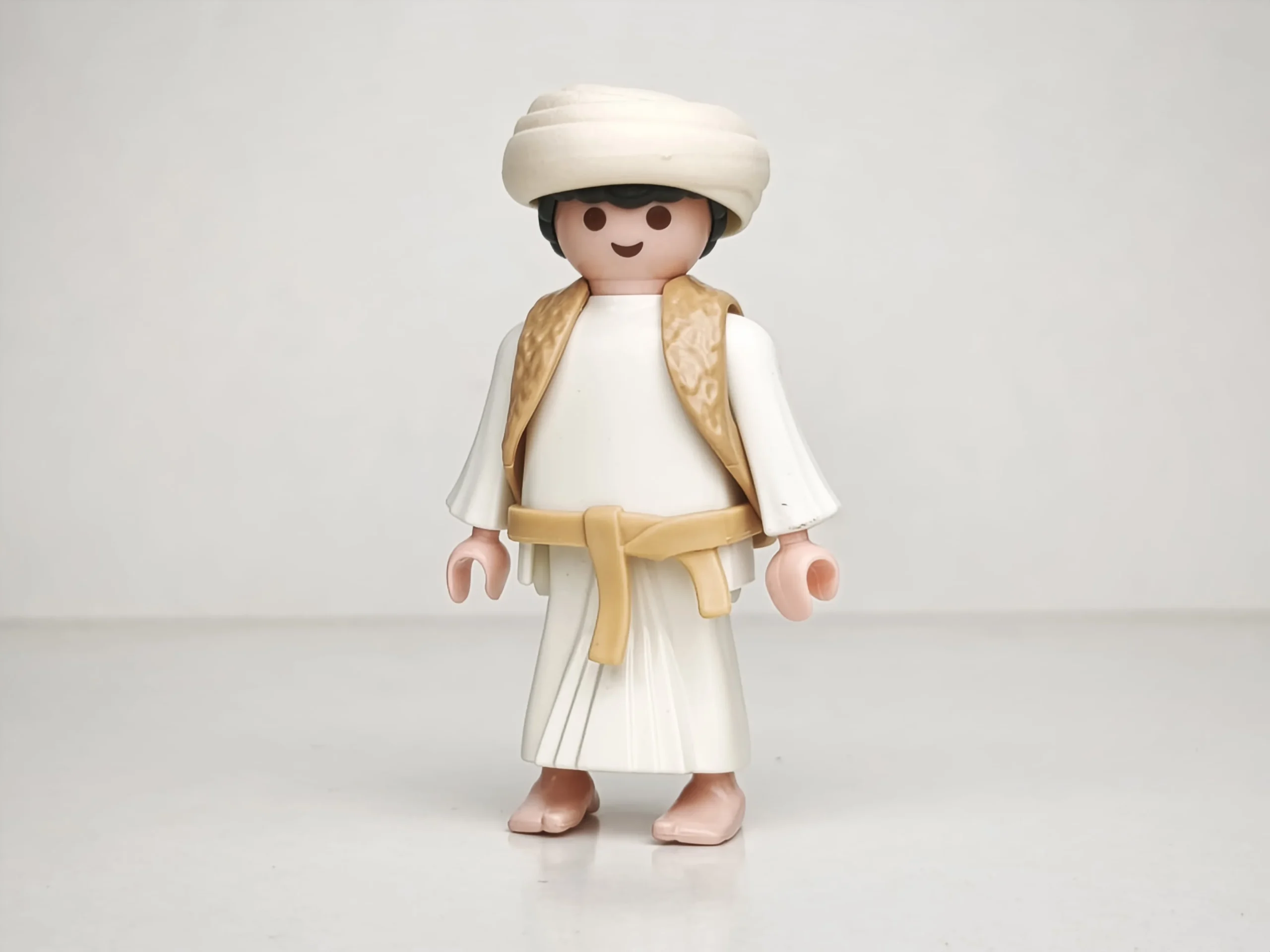 Aldeano vestido de blanco con chaleco largo y turbante