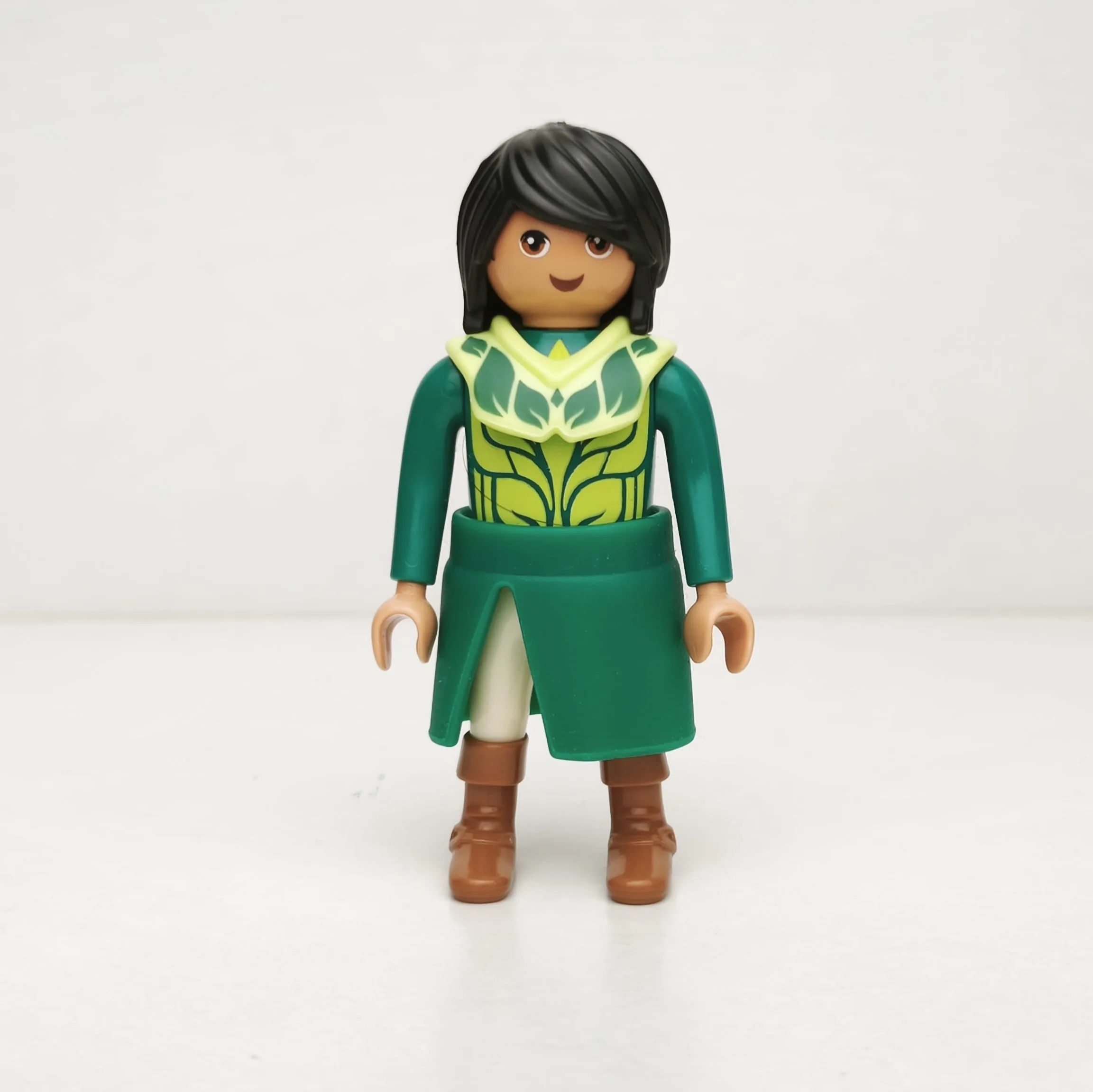 Chica de Ayuma con falda verde
