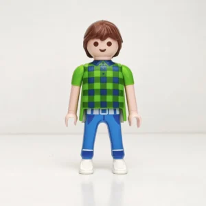 Chico con camisa verde a cuadros