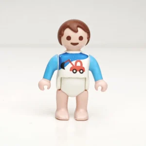 Bebé castaño con camiseta de grúa