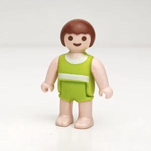 Bebé castaño con vestido verde y cuello blanco