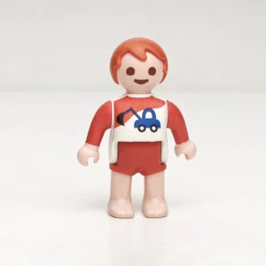 Bebé pelirojo con camiseta de grúa