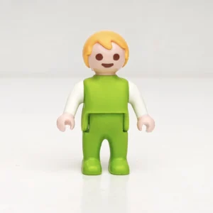 Bebé rubio con vestido verde