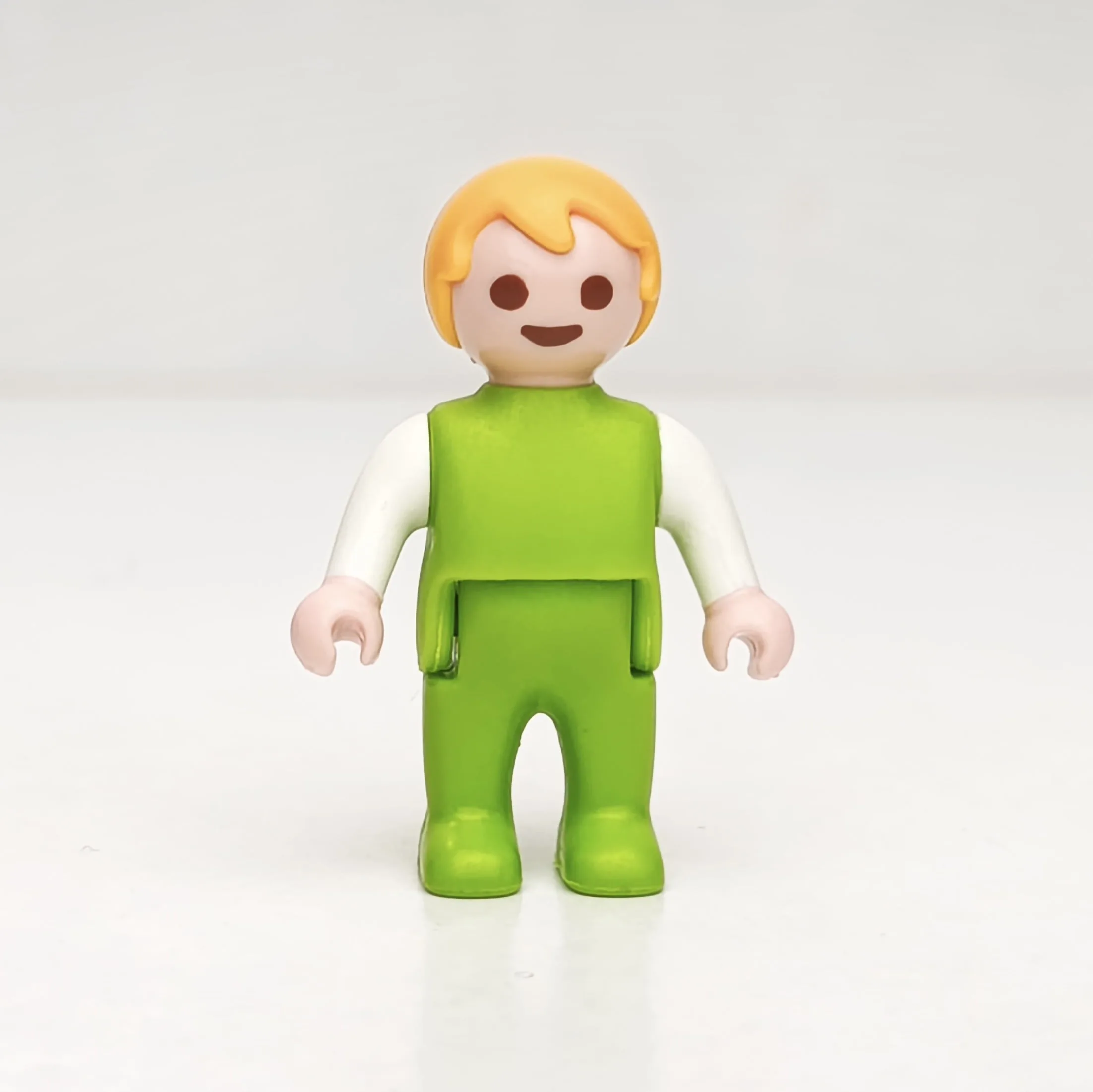 Bebé rubio con vestido verde
