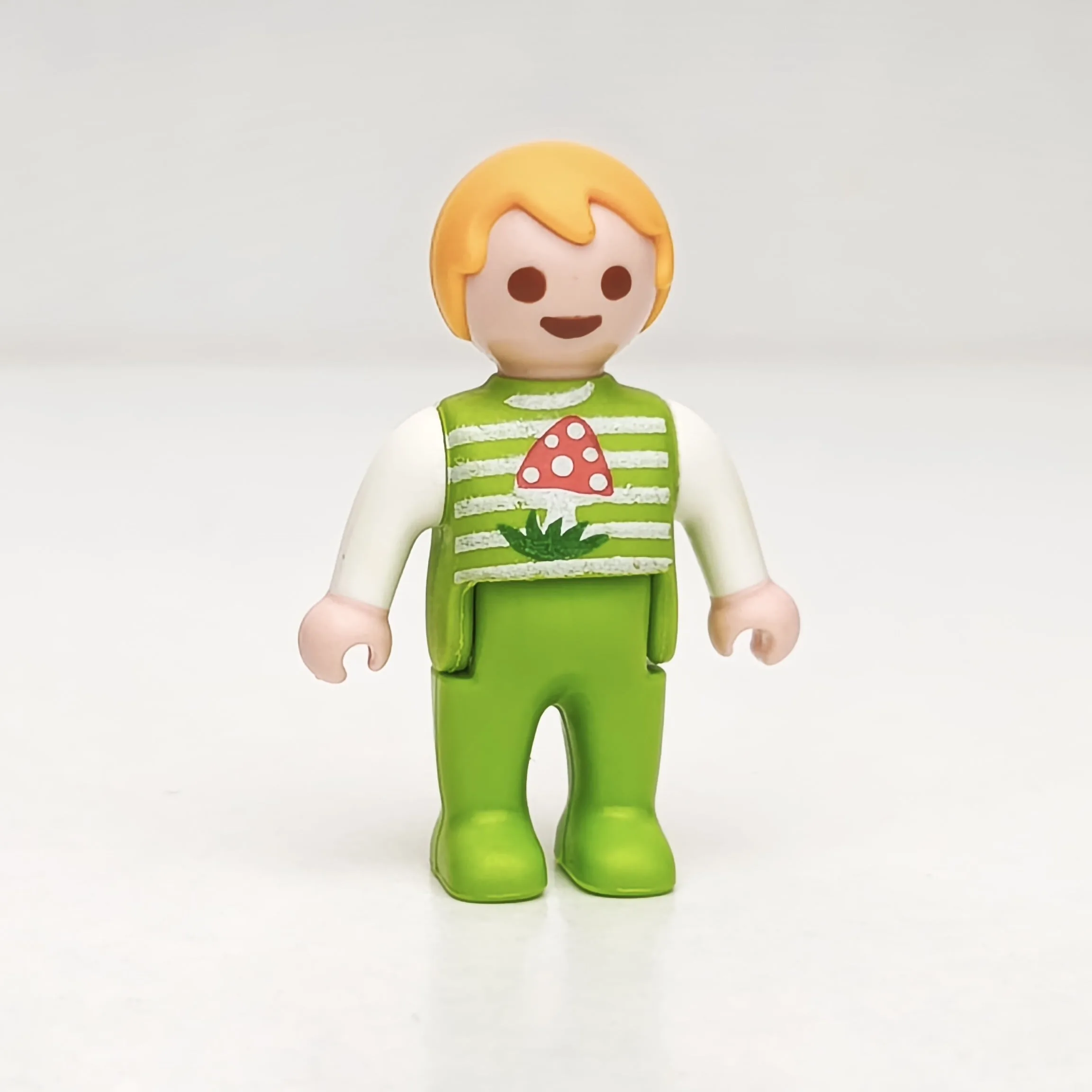 Bebé rubio con vestido verde y seta