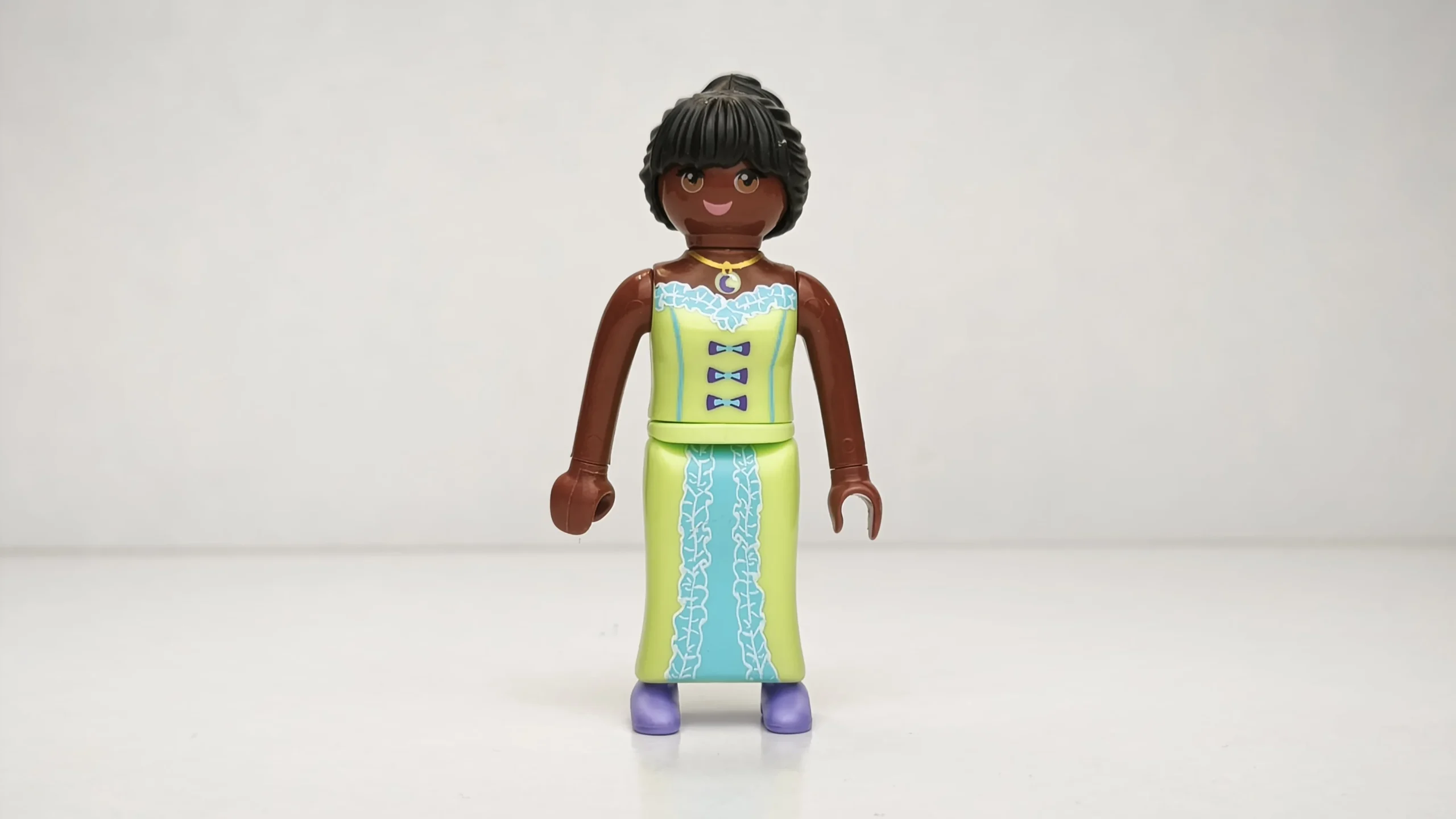 Princesa negra con vestido en color verde