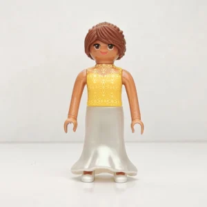 Chica con vestido amarillo y falda nacarada