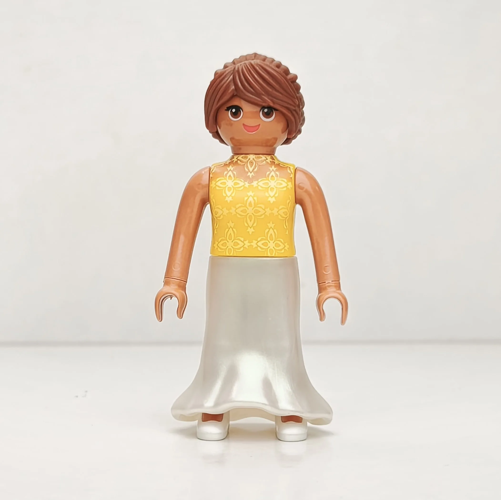 Chica con vestido amarillo y falda nacarada