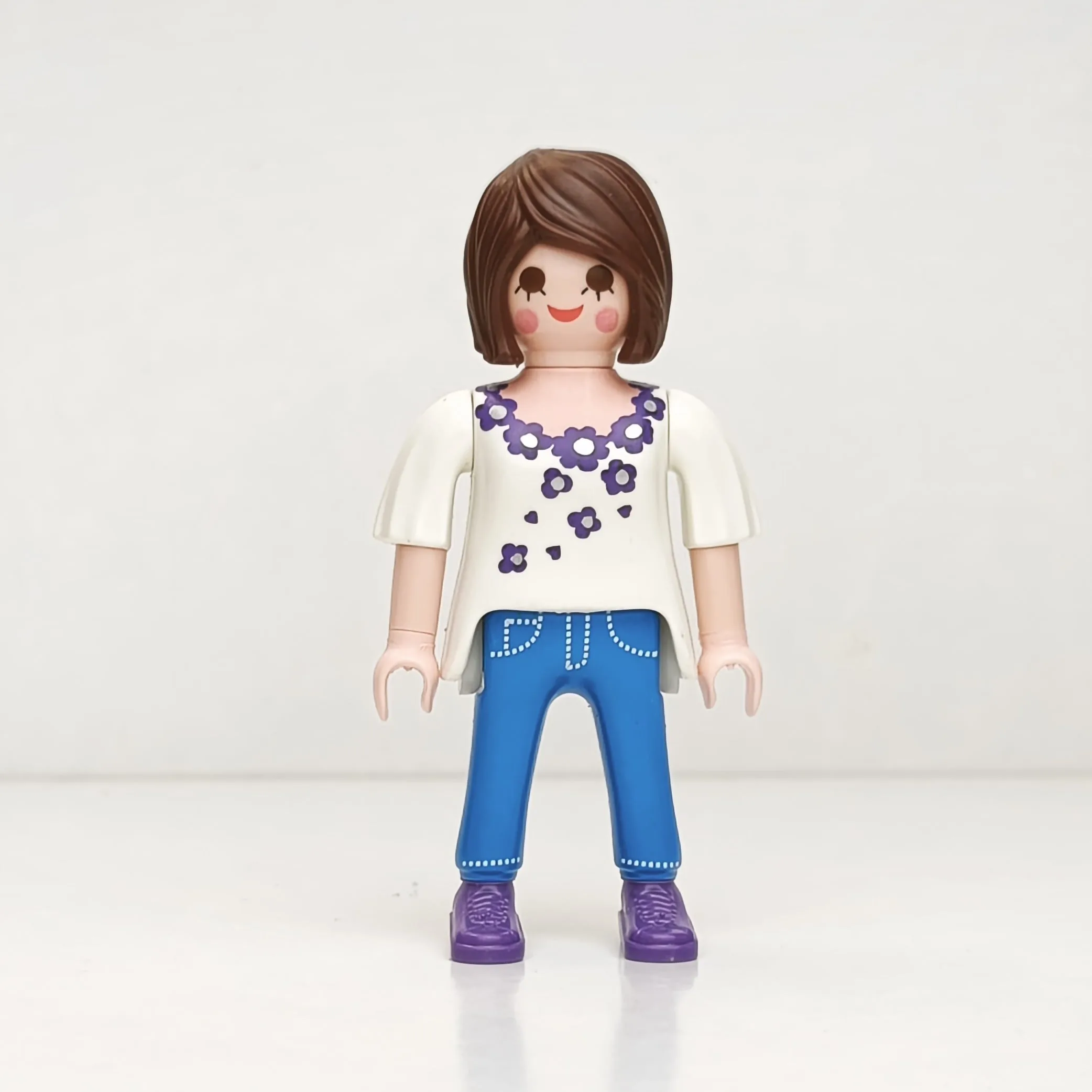 Chica con camiseta blanca y flores lilas