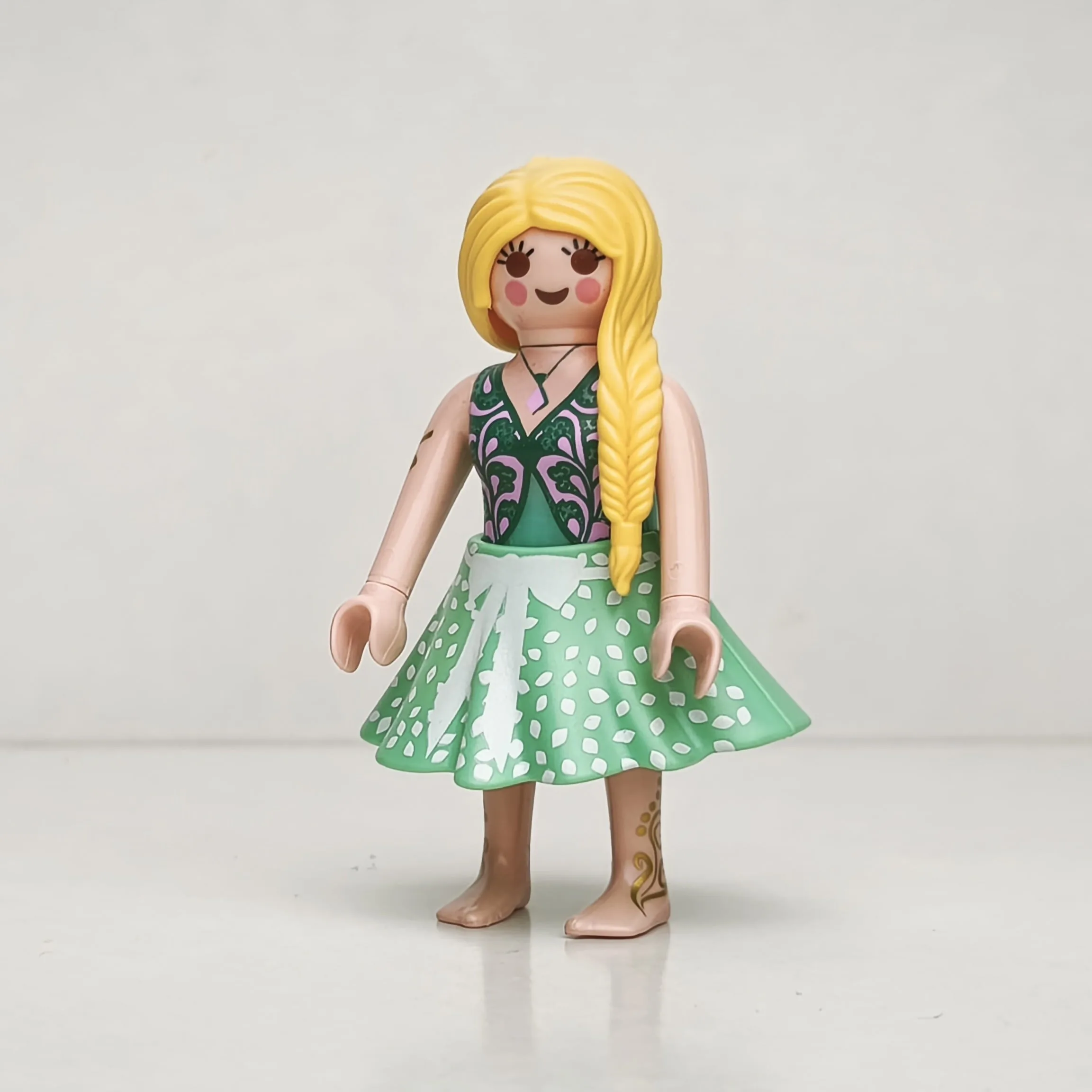 Chica con falda de vuelo verde