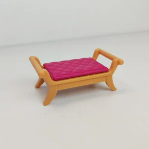 Banqueta dorada con cojín rosado