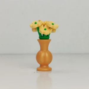 Jarrón dorado con flores amarillas