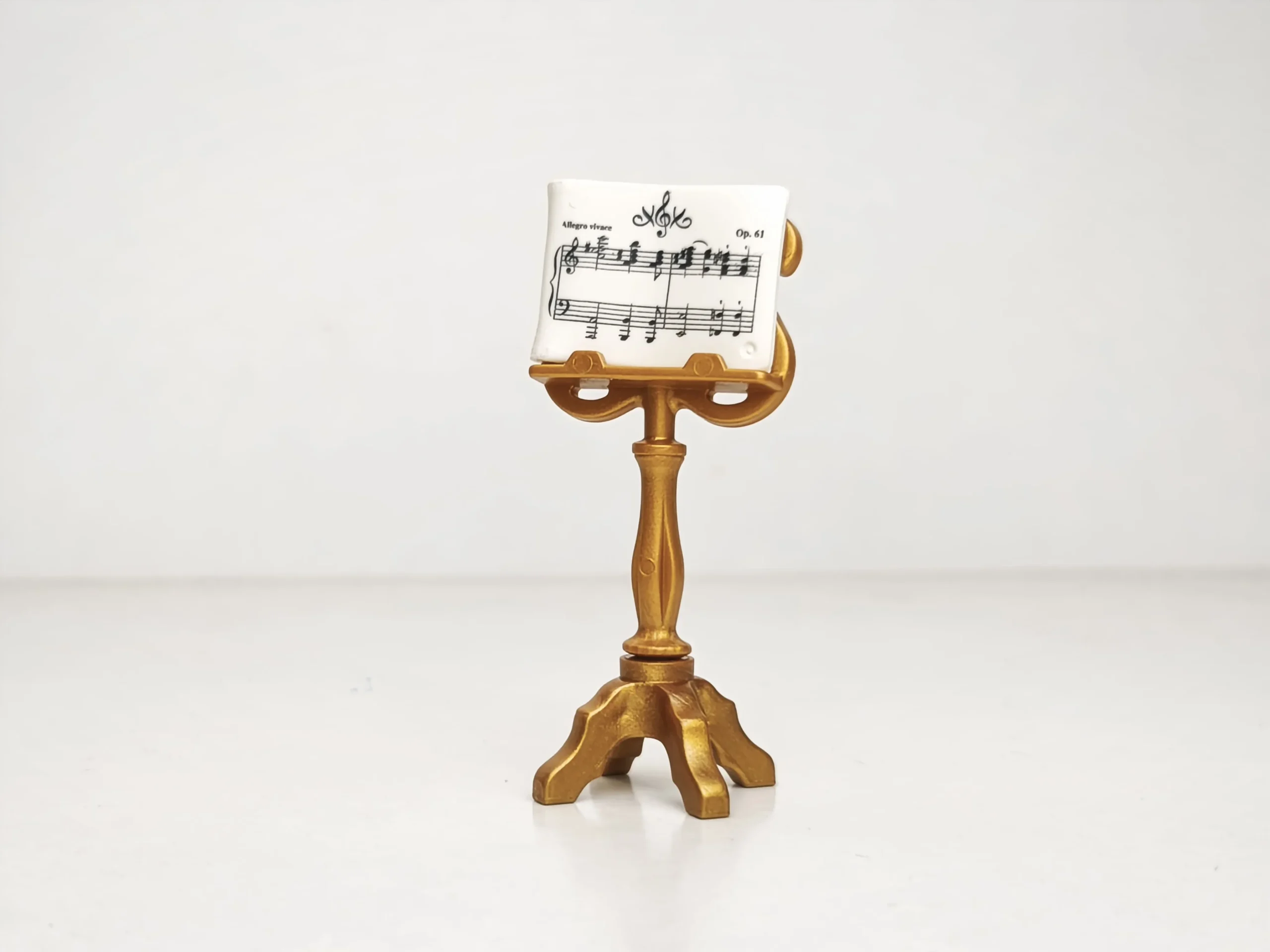 Atril musical de color dorado con partitura
