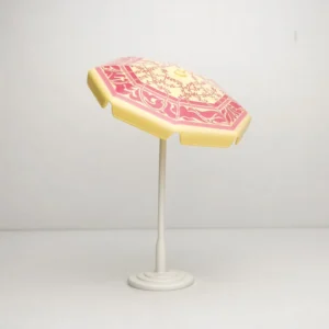 Sombrilla redonda de color amarillo con decoraciones en rosa
