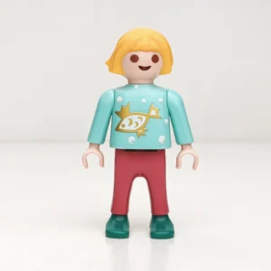 Niña rubia con camiseta de pez