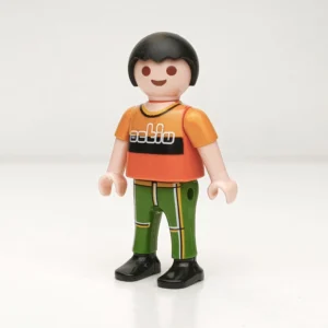 Niño moreno con pantalones verdes