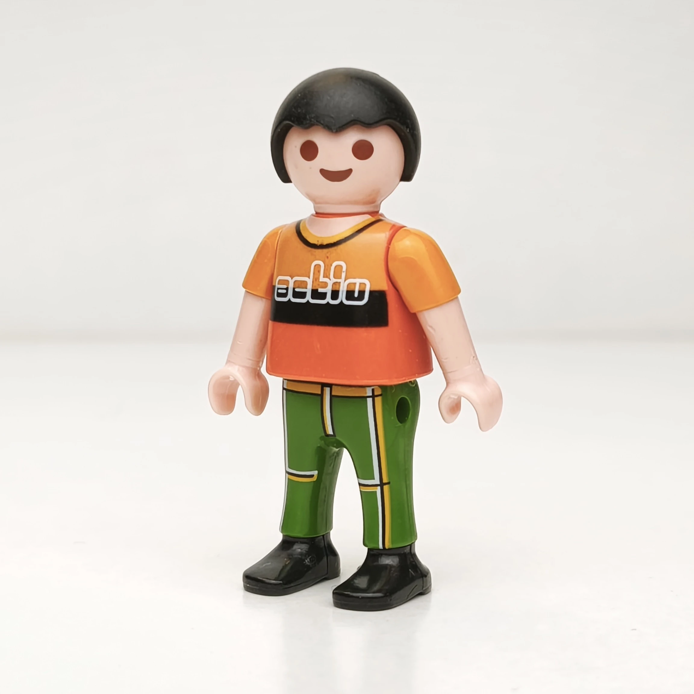 Niño moreno con pantalones verdes