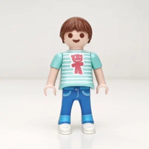 Niña castaña con camiseta de osito