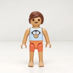 Niño con bañador y camiseta