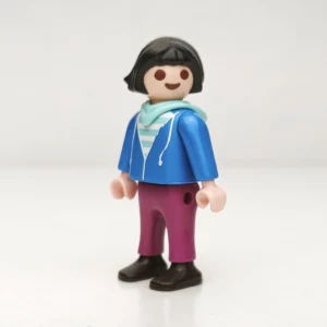 Niña morena con sudadera azul