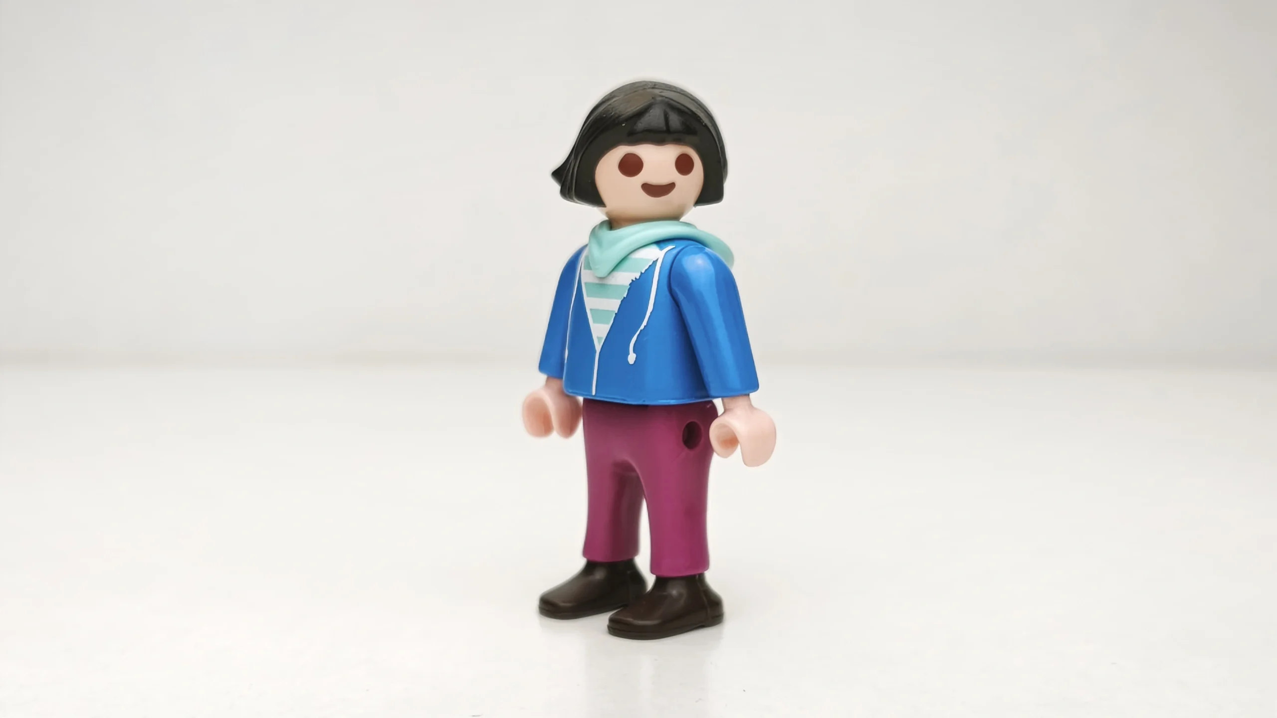 Niña morena con sudadera azul