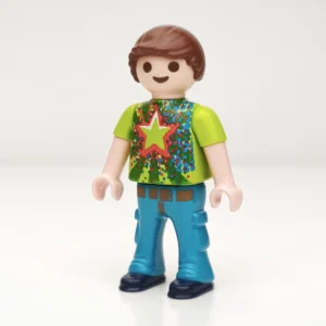 Niño castaño con estrella en la camiseta