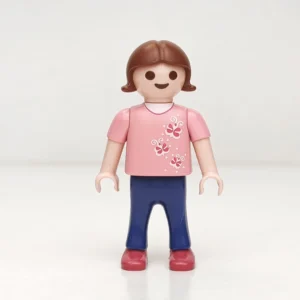 Niña castaña con camiseta rosa