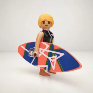 Chica surfista con tabla naranja y azul