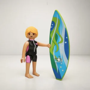 Chica surfista con tabla naranja y azul