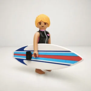 Chica surfista con tabla naranja y azul
